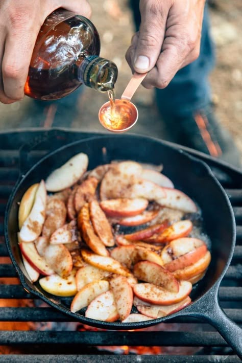 Campfire Apple Crisp, Camping Meal Planning, Camping Desserts, Camping Foods, Camping Meal, Camping Snacks, Campfire Recipes, Camping Food Ideas, Easy Camping Meals