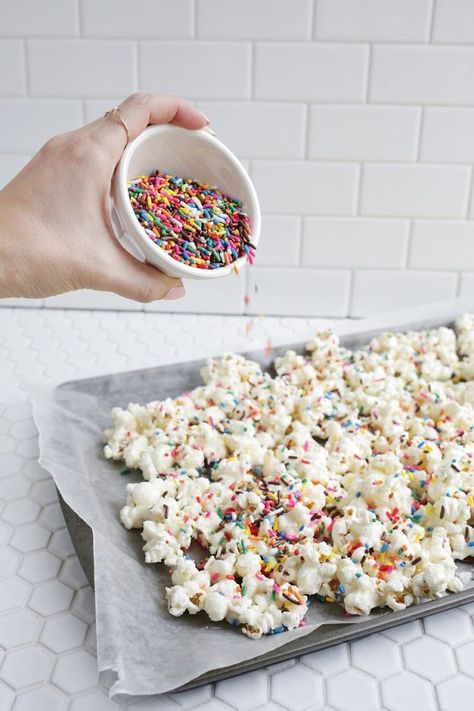 Cake Batter Popcorn, Cake Popcorn, Birthday Cake Popcorn, Popcorn Cake, Make Birthday Cake, Birthday Cake With Photo, Popcorn Party, Birthday Cake Recipe, Popcorn Recipes