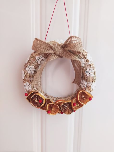 Straw Wreath Ideas Christmas, Straw Wreath Ideas, Wreath Ideas Christmas, Xmas Decor Diy, Diy Christmas Door Decorations, Diy Christmas Door, Straw Wreath, Christmas Door Decor, Christmas Door Decoration