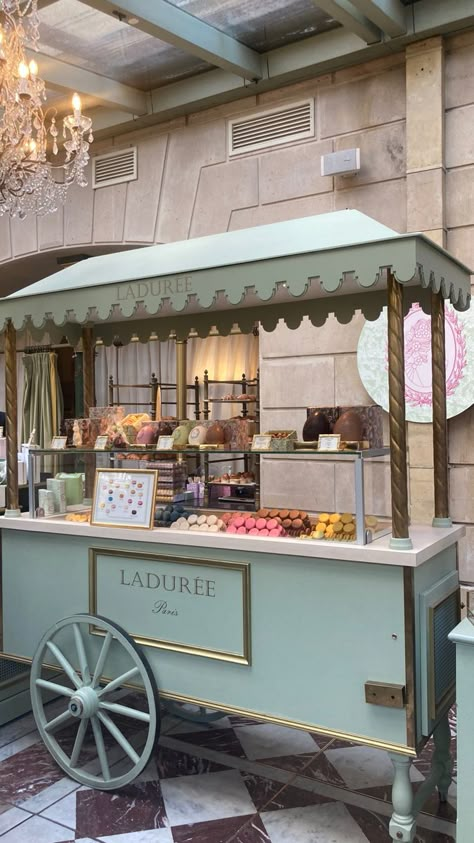 Ice Cream Cart Aesthetic, Popcorn Shop Interior Design, French Food Truck, Luxury Ice Cream Shop, Cute Food Cart, Gelato Store Design, Food Carts Ideas, Mobile Bakery Cart, Bakery On Wheels