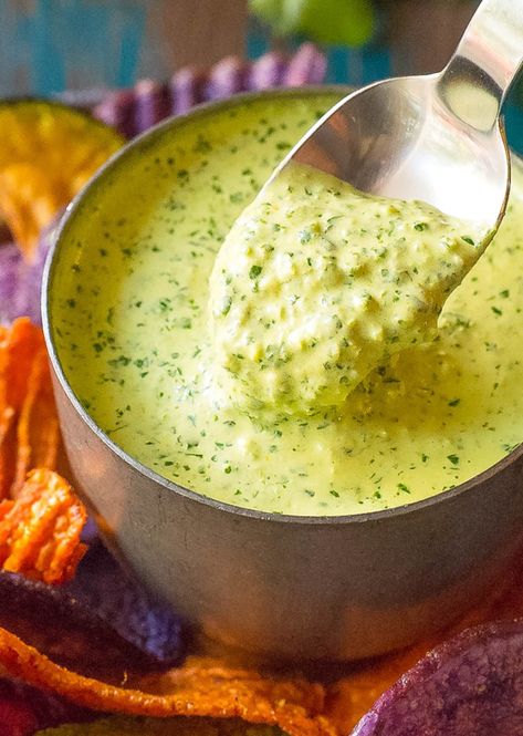 The Best Aji Verde (Peruvian Green Sauce) - A simple and fresh dipping sauce recipe, fantastic with chips, fried plantains, and grilled chicken! Rocoto Sauce Peruvian, Peruvian Tacos, Peruvian Green Sauce Recipe, Recipes Peppers, Peruvian Green Sauce, Aji Sauce, Green Sauce Recipe, Sauce Video, Fried Plantains