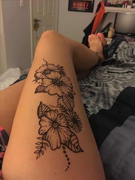 Floral henna Doodles On Thigh, Henna Tattoo Stomach, Henna Tattoo Designs On Thigh, Dainty Henna Tattoos, Hibiscus Henna Tattoo, Thigh Henna Tattoo Simple, Sea Henna Designs, Henna Body Designs, Stomach Henna Designs