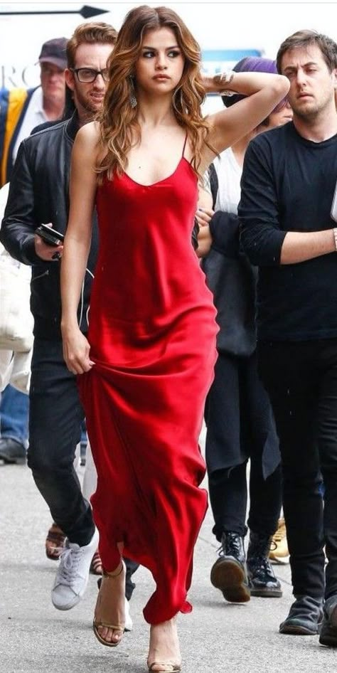 Stokolmo Style, Selena Gomez Red Dress, Selena Gomez Dress, Fitness Fashion Outfits, Selena Gomez Outfits, Selena Gomez Cute, Outfits 2000s, Long Summer Dresses Maxi, Selena Gomez Photos