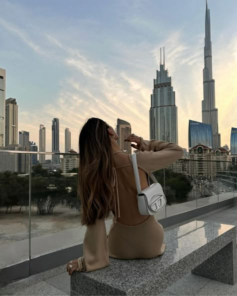 Dubai Ideas Photo, Dubai Poses For Women, Dubai Photo Ideas Instagram, Dubai Travel Aesthetic, Dubai Aesthetic Photography, Dubai Aesthetic Outfits, Dubai Instagram Story, Outfits For Dubai, Dubai Poses