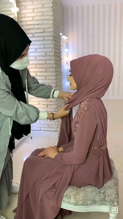 Hijab On Suit, Turkey Wedding Dress Hijab, Bridal Scarf Styles, Hijab Bridal Look, Turkey Hijab Style, Hijab Style For Party Weddings, Islamic Wedding Dress Hijab Bride, Bridal Hijab Styles Tutorials, Wedding Hijab Styles Tutorial