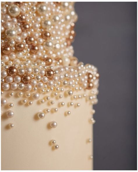 Pearl And Gold Wedding Cake, Gold Pearl Wedding Cake, Sprinkle Wedding Cakes, Rose Gold Sprinkles, Pearls Wedding Theme, Golden Wedding Anniversary Cake, Elegant Wedding Cake Toppers, Champagne Cake, Wedding Cake Pearls