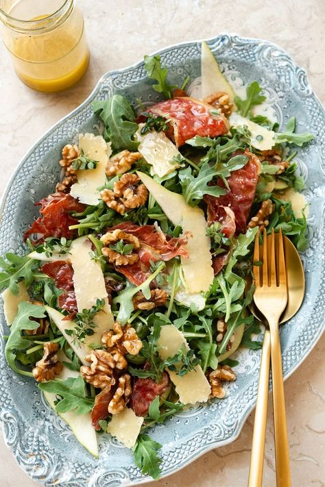 Pear, Prosciutto and Rocket Salad | This Little Plate. Pear And Prosciutto Salad, Italian Recipes Salad, Gourmet Salad Ideas, Salad Recipes For Christmas Dinner, Rocket Salad Recipe, Dinner Party Food Ideas Main Dishes, Hosting Dishes, Gourmet Sides, Dinner Party Recipes Main