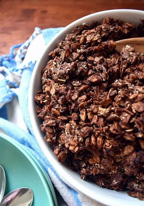 Homemade Chocolate Granola, Protein Granola Recipe, Crunchy Oats, Chocolate Granola Recipe, Homemade Granola Recipe, Easy Homemade Granola, Protein Granola, Granola Recipe Homemade, Baked Granola