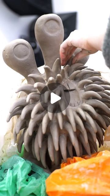 Ceramics Videos on Instagram: "Funny handbuilding monster by @hannahsimpsonstudio" Ceramics Videos, Ceramic Monsters, Carillons Diy, Clay Monsters, Diy Plaster, Ceramic Art Sculpture, Gnomes Diy, Pottery Videos, Clay Faces