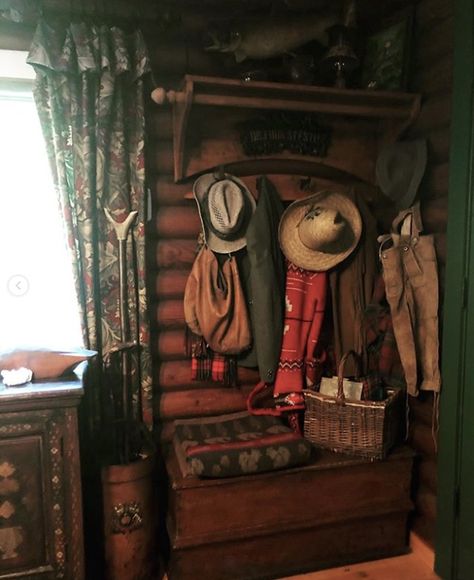 Old Western House, Cowboy Cabin Interior Design, Cowboy Cabin, Western Cabin, Cowboy Bunkhouse Ideas, Western Cottage, Old Western Aesthetic Home, Western Bunkhouse, Hunting Cabin Interior