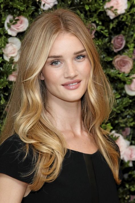 Rosie Huntington-Whiteley hair Rosie Huntington Whiteley Hair, Golden Blonde Hair, Balayage Blonde, Honey Blonde Hair, Rosie Huntington, Makijaż Smokey Eye, Blonde Hair Inspiration, Huntington Whiteley, Rosie Huntington Whiteley