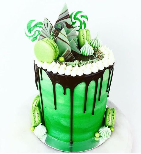 Green Colour Birthday Cake, Green Drip Cake, Neon Green Cake Ideas, Neon Green Birthday Cake, Green Cake With Gold Drip, Gothic Birthday Cakes, St Patricks Day Cakes, Golf Birthday Cakes, Mint Cake