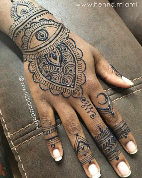 Evil Eye Henna, Tattoo Hand Ideas, Mehndi Simple Designs, Eye Henna, Hana Design, Wrist Tats, Bday Tattoo, Arabic Mehendi Designs, Love Symbol Tattoos