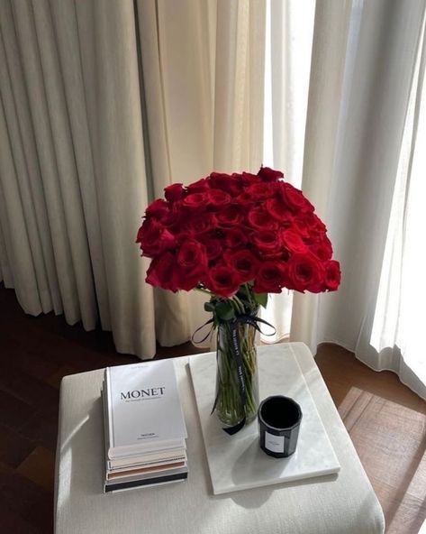 Red Roses Vase Aesthetic, Roses Vase Aesthetic, Rose Vase Aesthetic, Red Apartment Aesthetic, Red Roses Wallpaper Aesthetic, Dark Red Roses Aesthetic, Rosè Aesthetic, Rose Bouquet Aesthetic, Red Roses In Vase