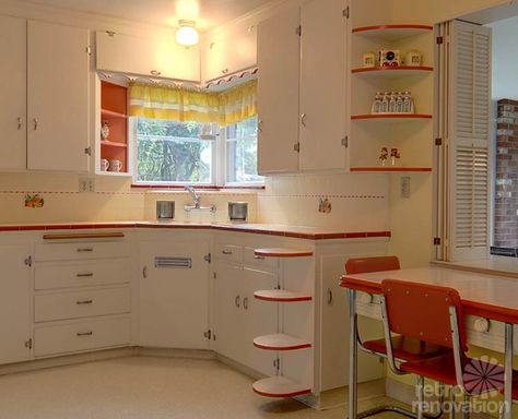 Same owners for 70+ years, this 1940 Seattle time capsule house has the most amazing basement ever - 24 photos - Retro Renovation Red And White Decor, 1940 House, 1940s Kitchen, Capsule House, Red And White Kitchen, Old Fashioned Kitchen, Vintage Homes, 1950s Kitchen, Retro Renovation