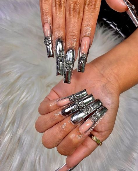 Chrome Bday Nails, Chrome Birthday Outfit, Black And Silver Chrome Nails, Chrome Y2k Nails, Long Chrome Nails, Silver Birthday Nails, Black Chrome Nails Designs, Chrome Nail Set, Black And Chrome Nails