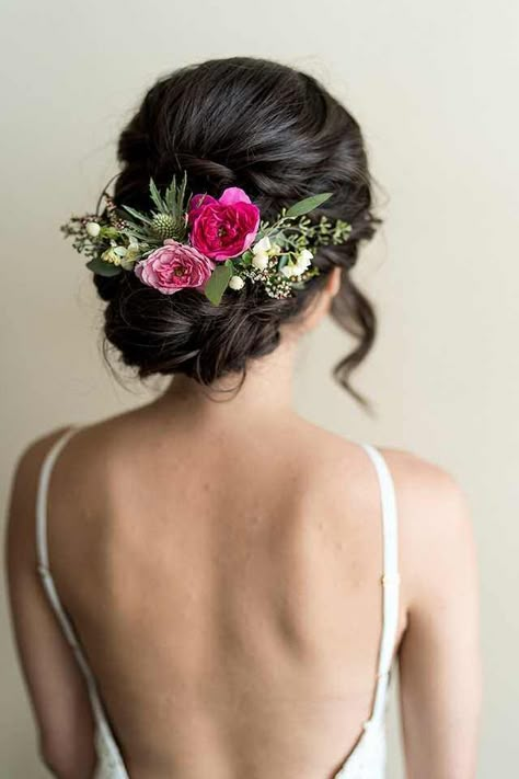 Woman With Flowers, Flowers In Her Hair, Boda Mexicana, Bridal Hair Flowers, Wedding Hair Inspiration, Flower Hair Comb, Wedding Hair Flowers, Bridal Hair Vine, Half Up Half Down Hair