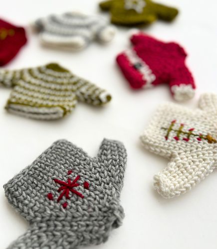 Ravelry: Teeny Tiny Sweaters pattern by Christine Patterson Crochet Christmas Garland, Crochet Garland, Crochet Christmas Gifts, Christmas Decorations Garland, Crochet Christmas Trees, Crochet Ornaments, I Love This Yarn, Crochet Christmas Ornaments, Christmas Knitting