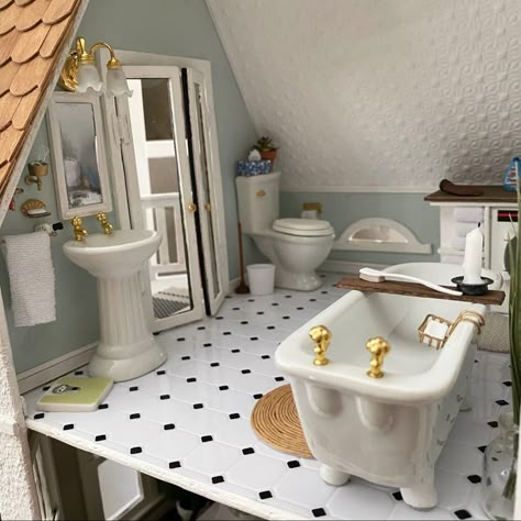 Bathroom - Carleas @farmhouse_finishes Dolls House Bathroom, Dollhouse Bathroom Ideas, Magnolia Dollhouse, Farmhouse Finishes, Farmhouse Dollhouse, Vermont Farmhouse, Dollhouse Makeover, Dolls House Ideas, Room Box Miniatures