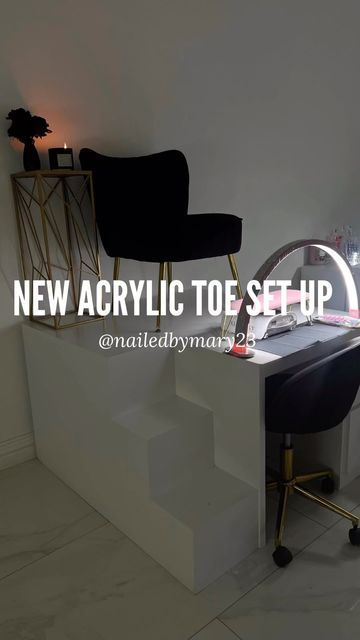 𝑫𝒂𝒍𝒍𝒂𝒔 𝑳𝒊𝒄𝒆𝒏𝒔𝒆𝒅 𝑵𝒂𝒊𝒍 𝑨𝒓𝒕𝒊𝒔𝒕 🍒 on Instagram: "Set Up My New Acrylic Toe Stand 🖤this stand was personally designed by me 🥹✨ . Luna Table Light @ilashqueens_ Acrylic Toe Stand @bitwood_cnc ❤︎ . 1:1 Beginner Nail & Toe Classes Available If you’re interested in enrolling, have any questions please message me ! . Click the link in bio to book . #dallasnails #dallasnailtech #dfwnailtech #mesquitenails #dallas #dallasnails #dallasnailtech #mesquitenails #mesquitenailtech #mesquitetoes #acrylictoesmesquite #dallastoes #acrylictoes #dfwtoes #acrylictoesdallas #nailsdallas #acrylicapplication #toes #dallastoes #trending #nailclasses #dallasnailclasses" Raised Pedicure Platform, Pedicure Platform Diy, Nail Room Ideas Home, Nail Suite, Nail Room Ideas, Acrylic Toes, Beauty Room Decor, Nail Room, Boss Life