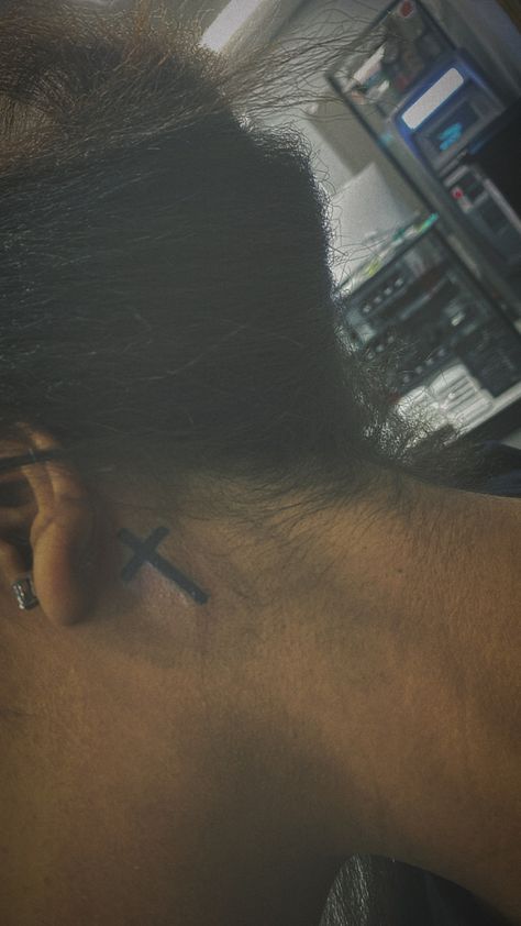 Cross Tat Behind Ear, Cross Behind Ear Tattoo Black Women, Neck Tattoos For Black Women, Cute Small Neck Tattoos, Cross Neck Tattoo For Women, Small Tattoos God, Cross Tattoos For Women Behind The Ear, Cross Ear Tattoo, Neck Small Tattoo