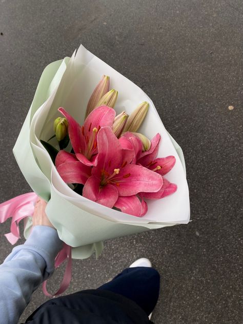 Pink Lilies Bouquet Aesthetic, Bouquets Of Lilies, Tiger Lilies Bouquet, Pretty Flower Bouquet Aesthetic, Bouquet Of Lilies Aesthetic, Lillys Flowers Aesthetic, Lillies Bouquet Aesthetic, Aesthetic Photos With Flowers, Lilies Bouquet Aesthetic