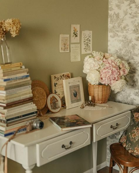 Vintage Makeup Desk Aesthetic, Vintage Desk Setup Aesthetic, Light Academia Study Room, Above Desk Decor Ideas, Victorian Desk Aesthetic, Vintage White Furniture, Whimsigoth Desk, Light Academia Apartment, Desk Aesthetic Vintage