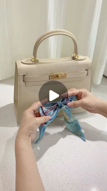 ilymix ❤ on Instagram: "How to tie silk scarf on handbags. #bags #baglover #handbag #handbagaddict #handbaglover #fashionstyle #fashion #styleblogger #silkscarf" Handbag Decoration Ideas, Tie Silk Scarf, Scarf On Bag, Christmas Gift Tags Diy, Gift Wrapping Techniques, Draping Fashion, Gift Tags Diy, Tie Scarf, Hermes Scarf