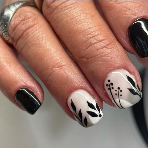 Black Nails With Flower Design, Nail Designs With Black, Simple Dot Nail Art, Black Floral Nails, Black Spring Nails, Black And White Nail Art, Boho Nails, Beauty Hacks Nails, Romantic Nails