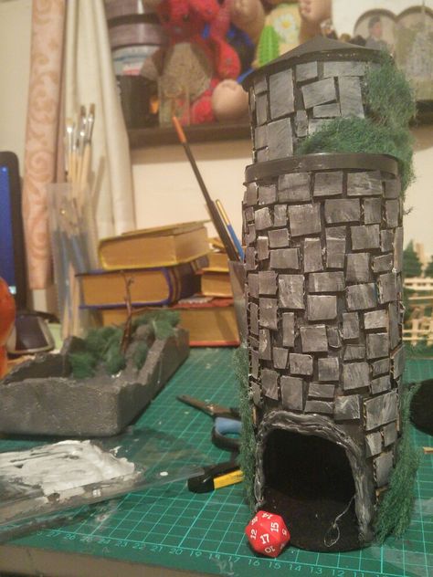 Diy Dice Tower Pringles, Diy Dice Tower, Dnd Diy, Diy Dice, Dungeons And Dragons Accessories, Dnd Crafts, Dnd Items, Shots Ideas, Dice Tower