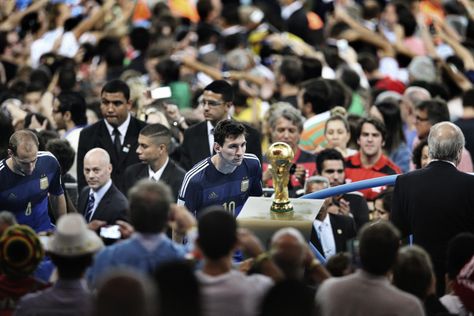 Bao Tailiang - 2015 Photo Contest | World Press Photo Argentina Players, Messi World Cup, Wallpaper Photo Hd, World Cup Trophy, Lionel Messi Wallpapers, Lionel Andrés Messi, Messi Argentina, World Press, Football Photos