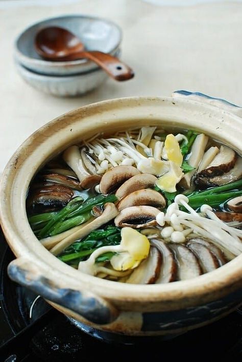 A healthy, delicious Korean hot pot made with mushrooms! It’s vegan and so easy to put together! #dinner #koreanrecipe #koreanbapsang @koreanbapsang Vegan Korean Food, Koreansk Mad, Asian Soup, Vegan Soups, Healthy Delicious, Asian Cooking, Asian Dishes, Hot Pot, Korean Food