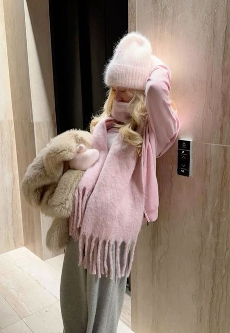 Winter Girl Outfits Aesthetic, Winter Fashion Coquette, Winter 2024 Aesthetic, Pink Winter Fits, Cute Winter Outfits Pink, Scarf Outfits Winter, Winter Fits 2024, Girly Style Aesthetic, Pink Autumn Outfit