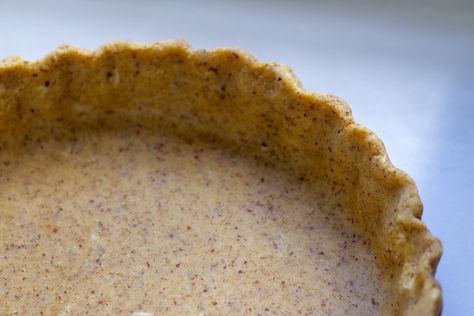 Are you looking for a delicious grain-free pie crust? This Hazelnut Pie Crust is perfect: light, buttery, golden, crispy, and delicious. Hazelnut Pie Crust, Cashew Pie Crust, Hazelnut Pie, Coconut Oil Pie Crust, Coconut Pie Crust, Vegan Pie Crust Recipe, Coconut Flour Pie Crust, Hazelnut Crust, Aip Protocol