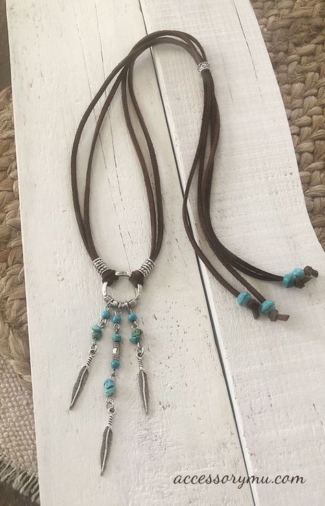 Diy Western Necklace, Leather Necklace Ideas, Cord Necklace Diy, Suede Cord Necklace, Leather Cord Jewelry, Long Boho Necklace, Leather Creations, Cord Necklaces, Metal Feather