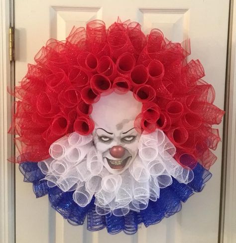 PennyWise Halloween Deco Mesh Wreath Pennywise Wreath, Awesome Halloween Decorations, Clown Wreath, It Wreath, Scary Halloween Wreath, Hats Ideas, Life Is Fun, Halloween School Treats, Halloween Witch Wreath