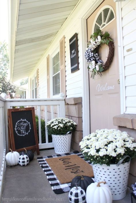 ME Farmhouse Front Porches Decorations, Farmhouse Front Porch Decor, Entryway Styling, Porch Farmhouse, Farmhouse Porch Decor, Fall Front Porch Ideas, Fall Porch Decor, Porch Living, Farmhouse Front Porches