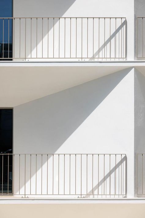 The construction stands out for its contemporary forms, whose distinctive composition results from the morphology of the plot, allowing the exploration of solid and void forms that create divisions between balconies Contemporary Balcony Railing, Back Balcony, Solid And Void, Mini Castle, Modern Railing, Valley View, Flat Roof, Stair Railing, Porto Portugal