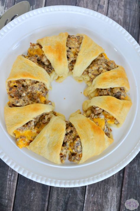 Cheesy Sausage Crescent Ring - Crescent Ring Recipes Sausage Crescent, Crescent Ring Recipes, Sausage Crescent Rolls, Sausage Crescents, Crescent Breakfast, Menu Christmas, Hosting Brunch, Dinner Quick, Crescent Recipes