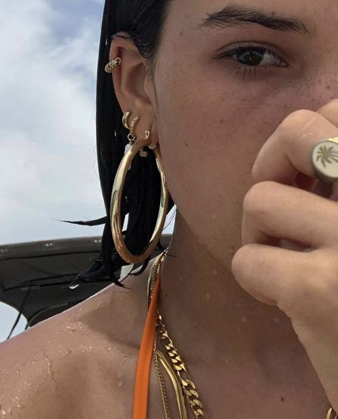 Nose Ring Inspo Aesthetic, Ring Inspo Aesthetic, Gold Hoop Metal Piercings, Golden Hoops Aesthetic, Chunky Gold Hoop Earrings Aesthetic, Earrings Aesthetic Gold, Metal Hoop Earrings For Streetwear, Golden Hoops Hailey Bieber, Hotline Bling