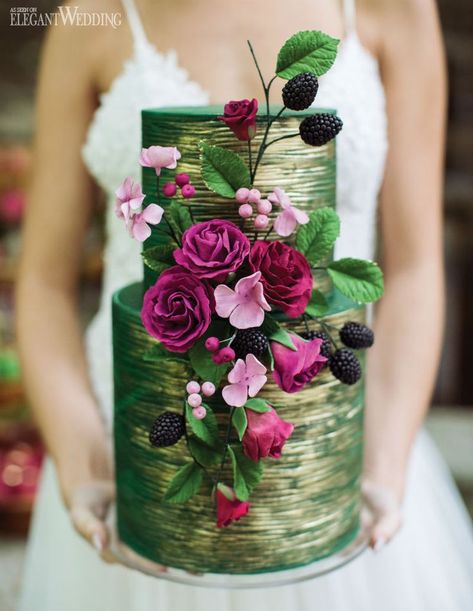 Blackberry Wedding Cake, Bark Wedding Cake, Blackberry Wedding, Moody Wedding Cake, Forest Wedding Cake, Cake Forest, Woodland Forest Wedding, Wedding Cake Forest, Woodland Wedding Cake