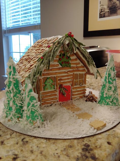 Gingerbread Cabin Ideas, Cabin Gingerbread House Ideas, Log Cabin Gingerbread House, Gingerbread Log Cabin, Cabin Gingerbread House, Pretzel Christmas, Christmas Log Cabin, Homemade Gingerbread House, Gingerbread House Candy