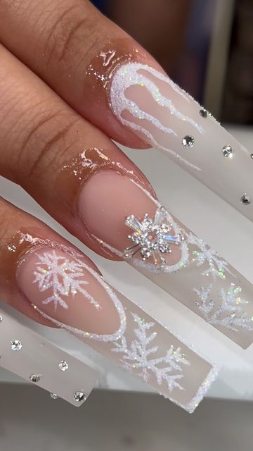 Winter Inspired Nails Acrylic, Pretty Nail Art Designs Winter, Christmas White Nail Designs, Xmas Nails Natural, Winter Christmas Nails White, White And Gold Snowflake Nails, Christmas/new Years Nail Designs, Winter Freestyle Nails, Christmas Acrylic Nails White