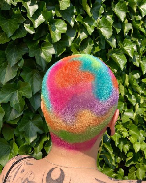 girl shaved head rainbow dyed watercolor shaved buzzcut Green Buzzcut, Painted Buzzcut, Buzzcut Ideas, Dyed Buzzcut, Rainbow Dyed Hair, Directions Hair Colour, I Like Your Hair, Hair Colour Design, Buzzed Hair