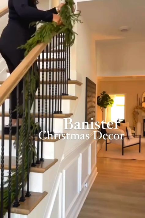 Staircase Xmas Decor Ideas, Banister Christmas Decor, Banister Christmas Decorations, Christmas Garland Staircase, Christmas Banister, Christmas Stairs Decorations, Christmas Staircase Decor, Christmas Stairs, Christmas Staircase