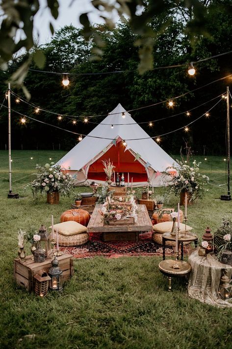 Teepee Garden Party, Picnic Floor Seating, Camp Table Setting, Boho Picnic Set Up, Glamping Bell Tent, Boho Glamping Party, Bell Tent Wedding, Bell Tent Party, Glamping Tent Decor