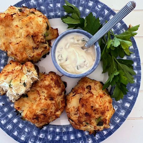 These baked fish cakes can be made with a crushed saltine coating, or no coating at all if you are low carb. The Southern Comeback sauce is a classic and is a very easy dipping sauce to pair with this Southern dish. Baked Fish Cakes, Sauce For Fish Cakes, Low Carb Fish Cakes, Salmon Croquettes Dipping Sauce, Salt Cod Fritters, Cod Fish Cakes With Potato, Fried Trout, Cod Cakes, Slow Carb Diet