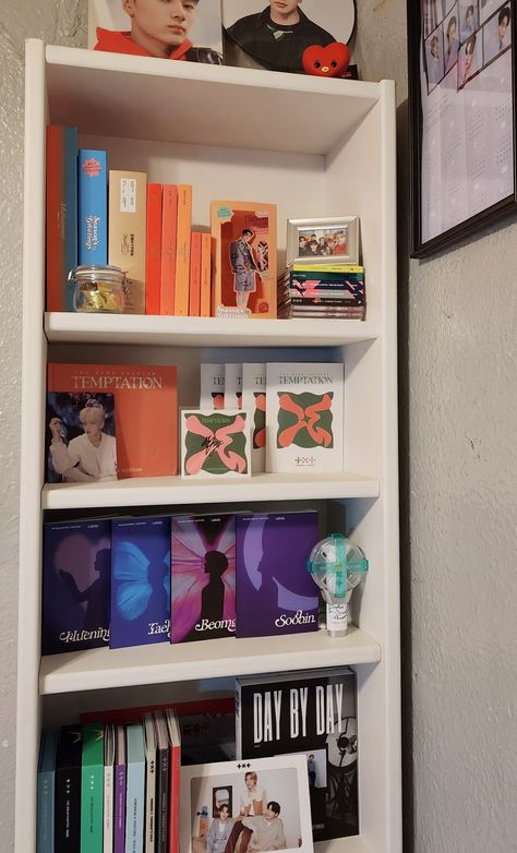 Kpop Merch Collection Shelf, Enhypen Shelf Ideas, Txt Album Shelf, Kpop Shelf Organization, K Pop Album Shelf, Txt Shelf, K Pop Shelf Ideas, Kpop Album Shelf Ideas, Kpop Album Display