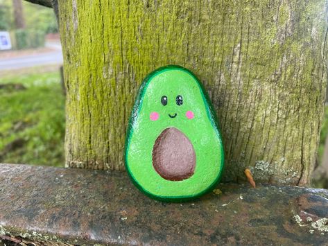 Avocado Painted Rock, Summer Rocks, Avocado Painting, Fish Tank Terrarium, Happy Stones, Painted Rocks Craft, Garden Crafts Diy, Painted Rocks Diy, Mud Kitchen