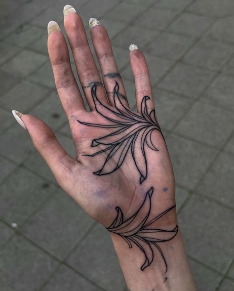 Hand Palm Tattoos, Henne Tattoo, Palm Tattoos, Hand Tats, Henna Tattoo Designs Simple, 4 Tattoo, Geniale Tattoos, Hand Tattoos For Women, Line Work Tattoo